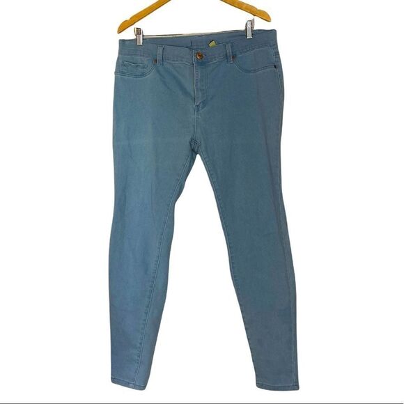 F21+ Light Denim Jeggings - Picture 1 of 7